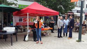 Li Andersson deltog i Vänsterförbundets bytestorg på gågatan i Imatra. Li Andersson