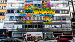Graffitin som pryder fassaden av den gamla banken Fassaden av THE HAUS