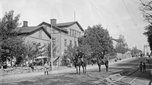 Itäinen Viertotie 31, 33 ja 35 vuonna 1908. Kaksi vuotta kuvan ottamisen jälkeen Arvid Lind ostaa tontin nro 31. Östra Chaussén eli Itäinen Viertotie 31, 33, 35 (nykyinen Hämeentie 34, 36, 38)