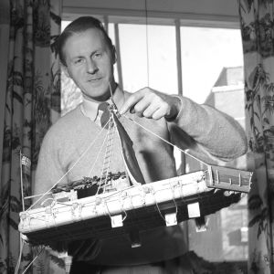 Thor Heyerdahl pitelee käsissään Kon-Tiki-lautan pienoismallia 1955. Thor Heyerdahl pitelee Kon-Tiki-lautan pienoismallia.