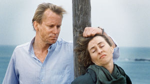 Stellan Skarsgård och Katja Flint i en scen ur Den demokratiske terroristen.