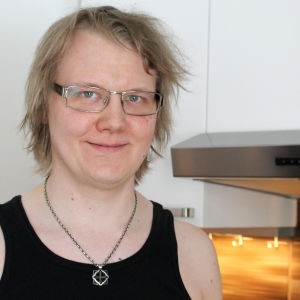Markus Törnqvist lagar gärna mat på en gasspis. Snart flyttar han till en lägenhet med induktionsspis. Markus Törnqvist lagar gärna mat med gasspis hemma i Rönninge i Helsingfors