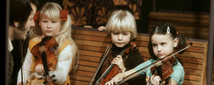 Viuluviikarit junassa 1979. Opettaja Géza Szilvay (vas.), Linda Lampenius, Maiju Paukkunen ja Réka Szilvay. Viuluviikarit junassa 1979. Opettaja Géza Szilvay (vas.), Linda Lampenius, Maiju Paukkunen ja Réka Szilvay.
