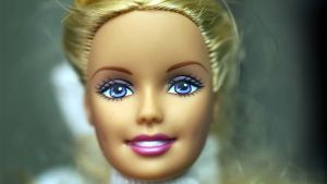 Barbiedockor har kritiserats för att sprida ett orealistiskt kroppsideal. Barbie