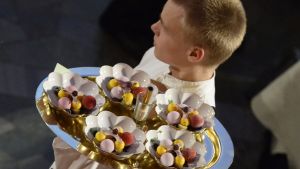 Nobeldesserten år 2014 gjord av Daniel Roos. En servitör med Nobelmiddagens efterrätt
