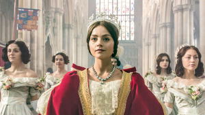Nuoren kuningatar Victorian roolissa nähdään Jenna Coleman. Kahdeksanosainen upea draamasarja Victoria kuvaa 1800-luvun alun Britanniaa nuoren kuningattaren silmin.