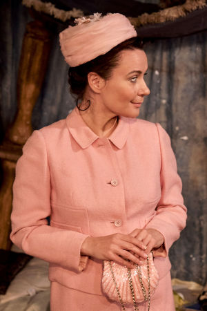 Ella Pyhältö som Jacqueline Onassis. Foto från Konsten att falla på Teater Jurkka.