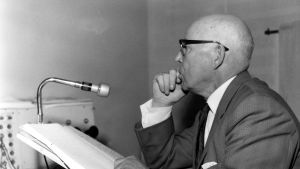 Eero Leväluoma Yleisradion kuunnelmastudiossa 1963. Ohjaaja Eero Leväluoma Yleisradion studiossa 1963.
