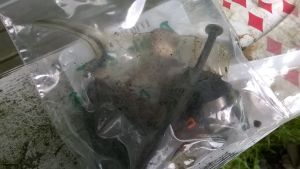 Rautanauloja, keramiikan palasia - ja muovia. Muovin palasiakin lasin ja raudan seassa. Pelikortteja löytynyt useita.
