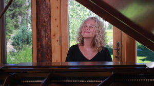 Carole King flyygelin ääressä. Carole King flyygelin ääressä. Kuva dokumentista Carole King: Natural Woman.