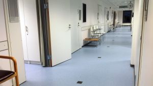 Det är svårt att säga hur mycket den enskilda invånaren kostar kommunen år 2020 eftersom social- och hälsovårdsreformen vid det skedet borde ha trätt i kraft. En tom korridor i Nickby hälsostation.