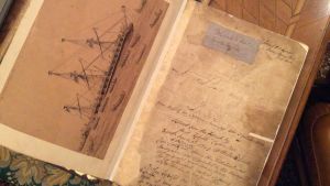 Alun perin ranskalaisen fregatti Forten (1794-1801) lokikirjan alkusivu ja kuva HMS Fortesta, joka lopulta tuhoutui Punaisella merellä Jeddahin sataman ulkopuolella. Alun perin ranskalaisen fregatti Forten (1794-1801) lokikirjan alkusivu ja kuva HMS Fortesta, joka tuhoutui Punaisella merellä Jeddahin sataman ulkopuolella.