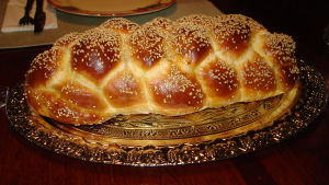 Challah bakas till högtider. En längd judiskt ljust bröd som kallas challah.
