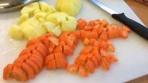 Då man är beroende av statligt stöd från myndigheterna så finns inga marginaler. "Vi äter potatis, morötter och makaroner. Ibland, om det är en bättre vecka, kan vi ha kött", säger Sofia. Koka morötter och potatis, mixa och babymaten är klar.