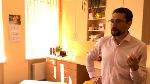Ainis Dzalbs på sin läkarmottagning Ainis Dzalbs på sin läkarmottagning i Stalgene i Jelgava i södra Lettland