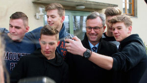 Itävallan oikeistopopulistisen FPÖ:n presidenttiehdokas Norbert Hofer pääsi valokuviin Tullnin maatalousoppilaitoksen opiskelijoiden kanssa joulukuussa. Ulkolinja: Oikea Eurooppa