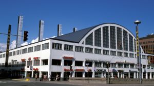 Helsingfors konstmuseum har också valt att lyfta upp ung metakonst. Tennispalatset i Kampen en solig sommardag