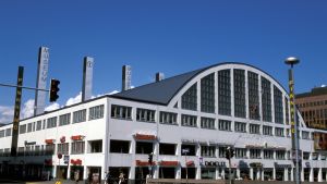 Helsingfors konstmuseum har också valt att lyfta upp ung metakonst. Tennispalatset i Kampen en solig sommardag