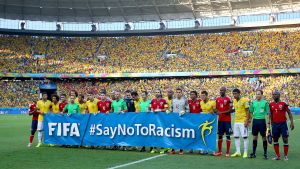 Fifa är stolt över kampanjen #SayNoToRacism. Spelare med en banderoll "#SayNoToRacism"