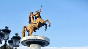 Monumentet som kallas "det som inte föreställer Alexander den store". Det officiella namnet är "Krigare till häst", men få Skopjebor tror att det föreställer någon annan än Alexander den store. En staty med ryttare till häst i Skopjes centrum, Makedonien.