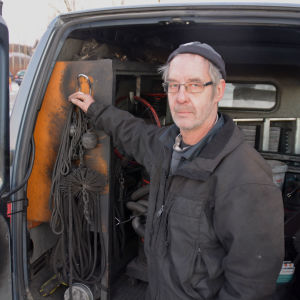 Sotaren Tage Ekström vid sin bil.