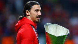 Zlatan Ibrahimovic har nu vunnit 33 titlar. Zlatan Ibrahimovic med EL-bucklan