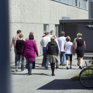 Nokia-anställda i Salo marscherar ut.