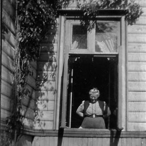 Helena Södergran kotitalon ikkunassa. Helena Södergran