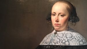 Elisabeth bär en frisyr som kallades Coiffure à la Sévigné. Hon är målad av Caesar van Everdingen. En kvinna i svart klänning med vita spetsar.