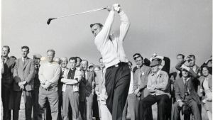 Arnold Palmer i Ryder Cup 1961. Arnold Palmer svingar klubban i Ryders Cup 1961.