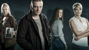 Rikossarja Sorjonen, kuvassa vasemmalta oikealle Taina Henttula (Kristiina Halttu), Katia Jaakkola (Lenita Susi), Lena Jaakkola (Anu Sinisalo), Kari Sorjonen (Ville Virtanen), Janina Sorjonen (Olivia Ainali), Pauliina Sorjonen (Matleena Kuusniemi), Niko U