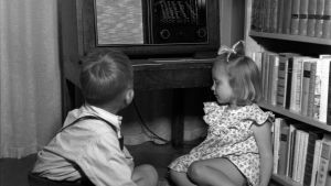 Mellerin lapset kuuntelevat radiota