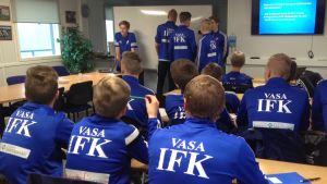 WFA erbjuder en spelarstig som börjar i den lokala föreningen och fortsätter i Vasa IFK. Vasa IFK:s B-juniorer går fotbollens D-tränarkurs, september 2016