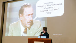 Chris Messina toi McLuhanin ajatukset välineestä ja viestistä alusta-aikakaudelle Chris Messinan diaesityksen kuva: Marshall McLuhanin luento 70-luvulta, sana televisio korvattuna sanalla messaging, ja sana program korvattuna sanalla bots