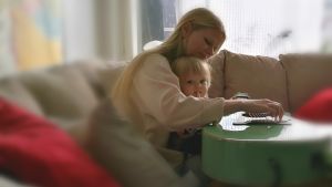 Sofia Joons jobbar som frilansmusiker och lilla Eira är redan nu van vid att hantera mammas gitarr. Sofia Joons