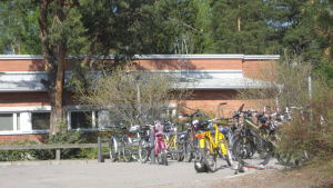 Åtminstone under våren får Smedsbyeleverna cykla till sin skola. Smedsby skola i Esbo.