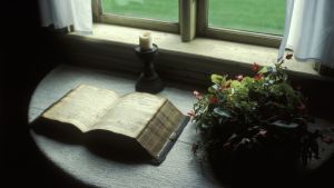 Aleksis kiven biblia eli raamattu. Aleksis Kiven raamattu ja kynttilä pöydällä