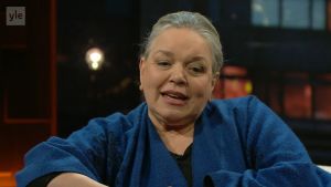 Kirsti Manninen keskusteluohjelman studiossa.