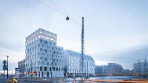 Tämän pitsibetonisen asuintalon kuvia on julkaistu myös kansainvälisissä arkkitehtilehdissä. Arkkitehtitoimisto Huttunen-Pakkanen Lipasti voitti arkkitehtuurikilpailun nimimerkillä Light House. Asunnot ovat kaupungin vuokrataloja ja rakennus on nyt nimeltään Heka Länsisatamankatu 23 . Heka Länsisatamankatu 23