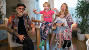 I Youtubefamiljen Dorman ingår Matthew och Pirjo samt barnen Taika (6 år) och Saima (4 år). Pirjo har dessutom två äldre barn som inte medverkar på Youtube. Youtubefamiljen Dorman i Helsingfors.