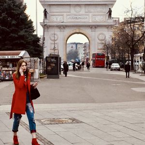Nybyggda monument i klassisk europeisk stil ska ge en bild av Skopje som en kristen stad, trots att ungefär en fjärdedel av invånarna är muslimer. Kvinna passerar en nybyggd triumfbåge i Skopje, Makedonien.
