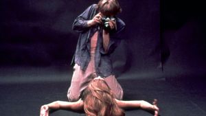 Blow-up. David Hemmings ja Veruschka, valokuvaaja ja malli, Michelangelo Antonionin modernissa elokuvaklassikossa Blow-up (1966).