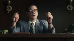 En lätt stressad och nervös Gardner (Matt Damon). Gardner (Matt Damon) sitter vid sitt skrivbord och klämmer nervöst på grippers.