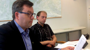 Johan Nylund är Raseborgs personalchef. Personalchef Johan Nylund och stadsstyrelsens ordförande Anders Walls (SFP) vid Raseborgs stad.