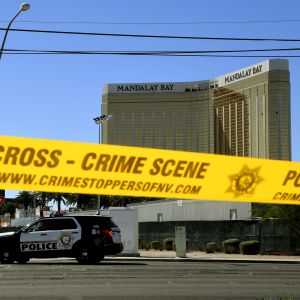 En polisavspärrning utanför hotellet Mandalay Bay.