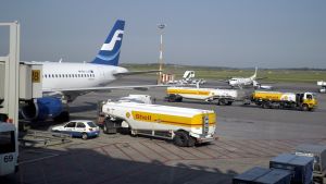 Tankning av ett passagerarflygplats på Helsingfors-Vanda flygfält. Tankning av flygplan på Helsingfors-Vanda flygplats.