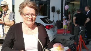 Monica Sahrman tycker att det nya köpcentrumet är en bra satsning. Monica Sahrman var på plats för att följa med ceremonin. Hon står framför köpcentrumet med kaffe och kaka som det bjöds på under öppningen.