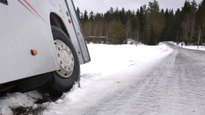 Vägarna var glashala på en del ställen. Hal väg och buss i diket i Kalvholm i Korsholm.