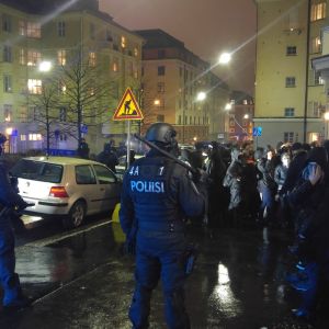 Polisen har omringar anarkisterna