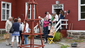 Besökarna guidas genom ikoniska Strömsövillan. Trädgårdskväll på Strömsö 2017.